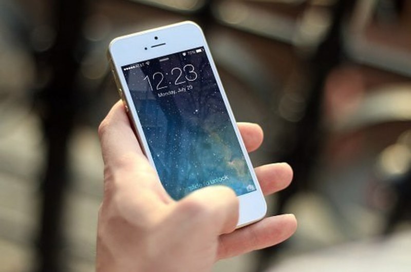 Billedet viser en der holder en Iphone