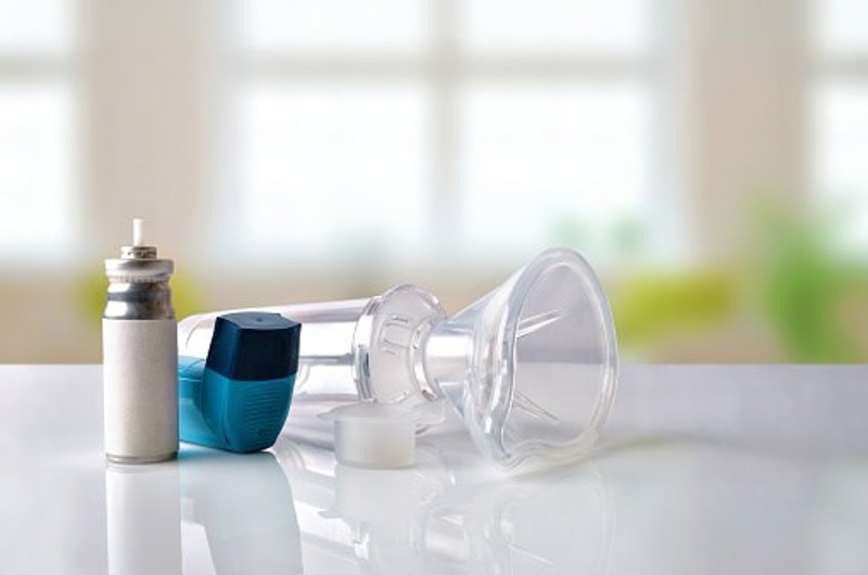 Billedet viser en inhalator til astma medicin.