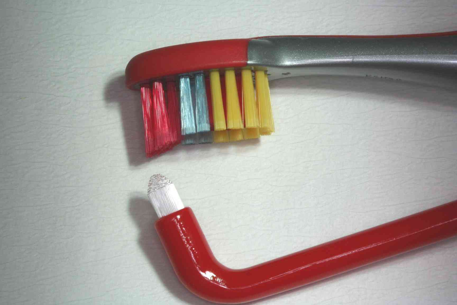 Billedet viser nærbillede af en almindelig og en solo tandbørste.